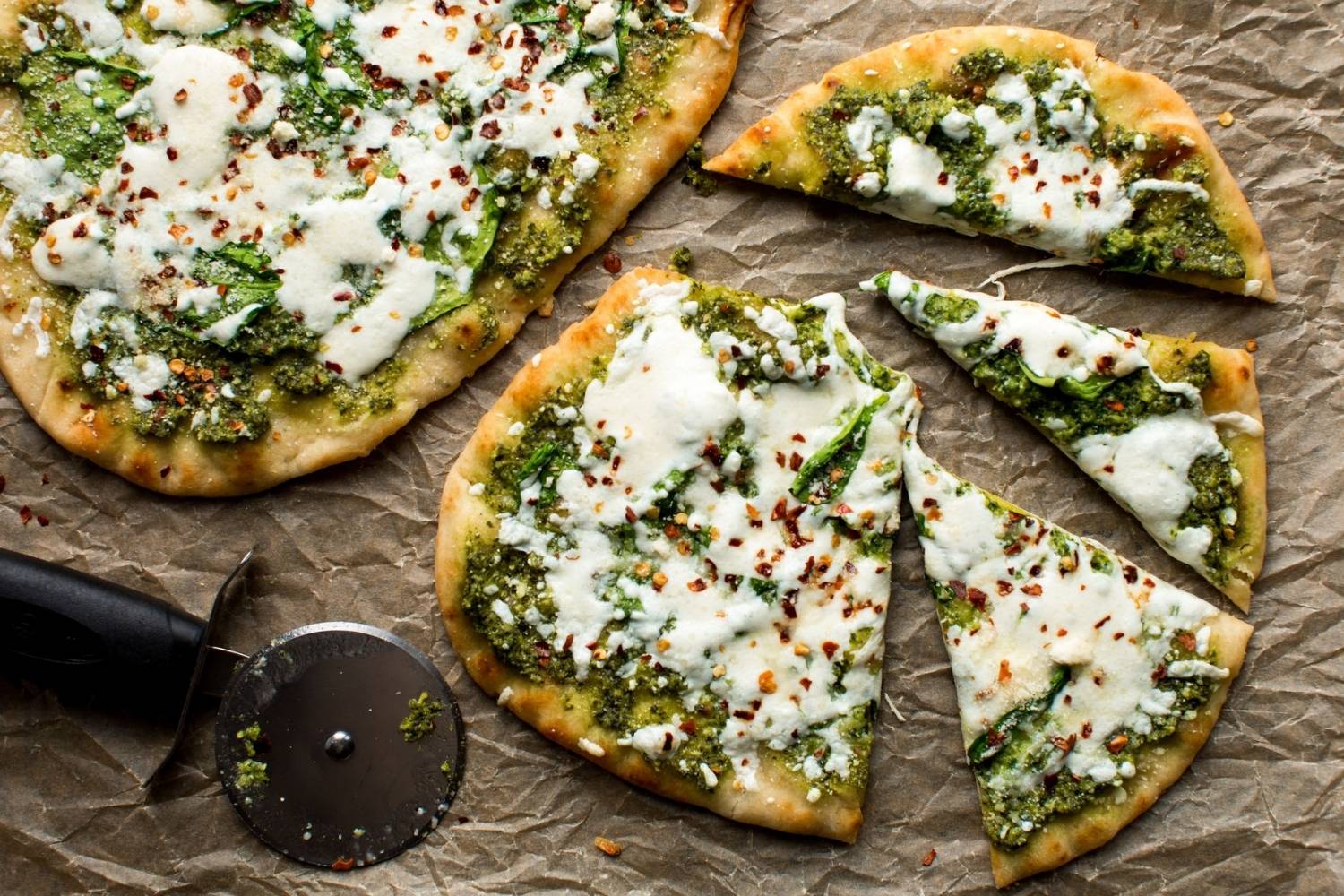 basilicum-pesto-en-kaas-naan-pizza-recept