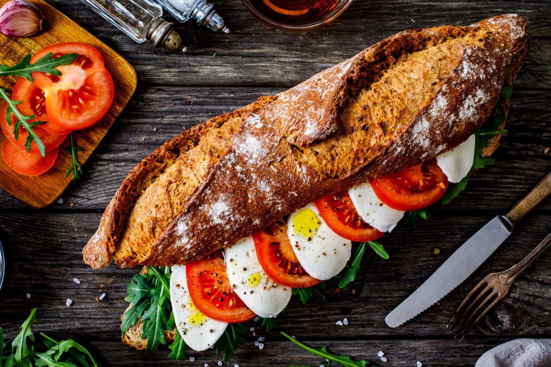 basilicum-tomaat-en-mozzarella-sandwich-recept