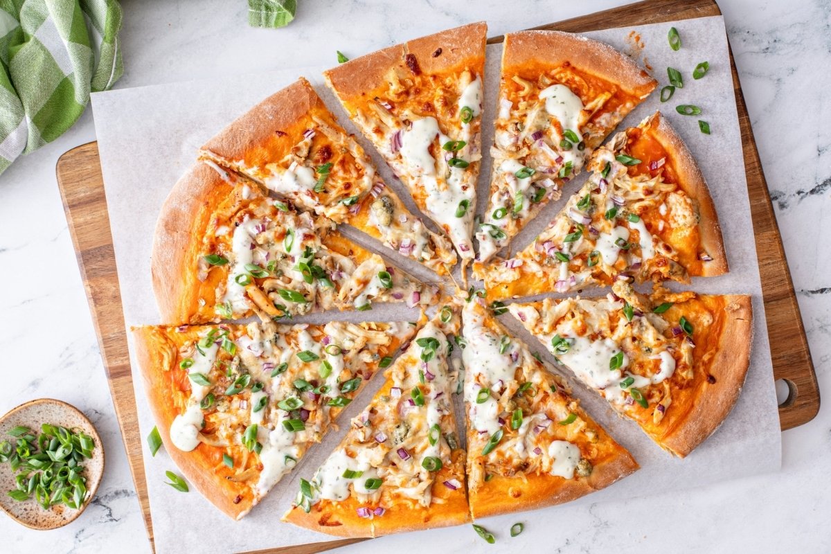 buffalo-kip-flatbread-pizza-recept