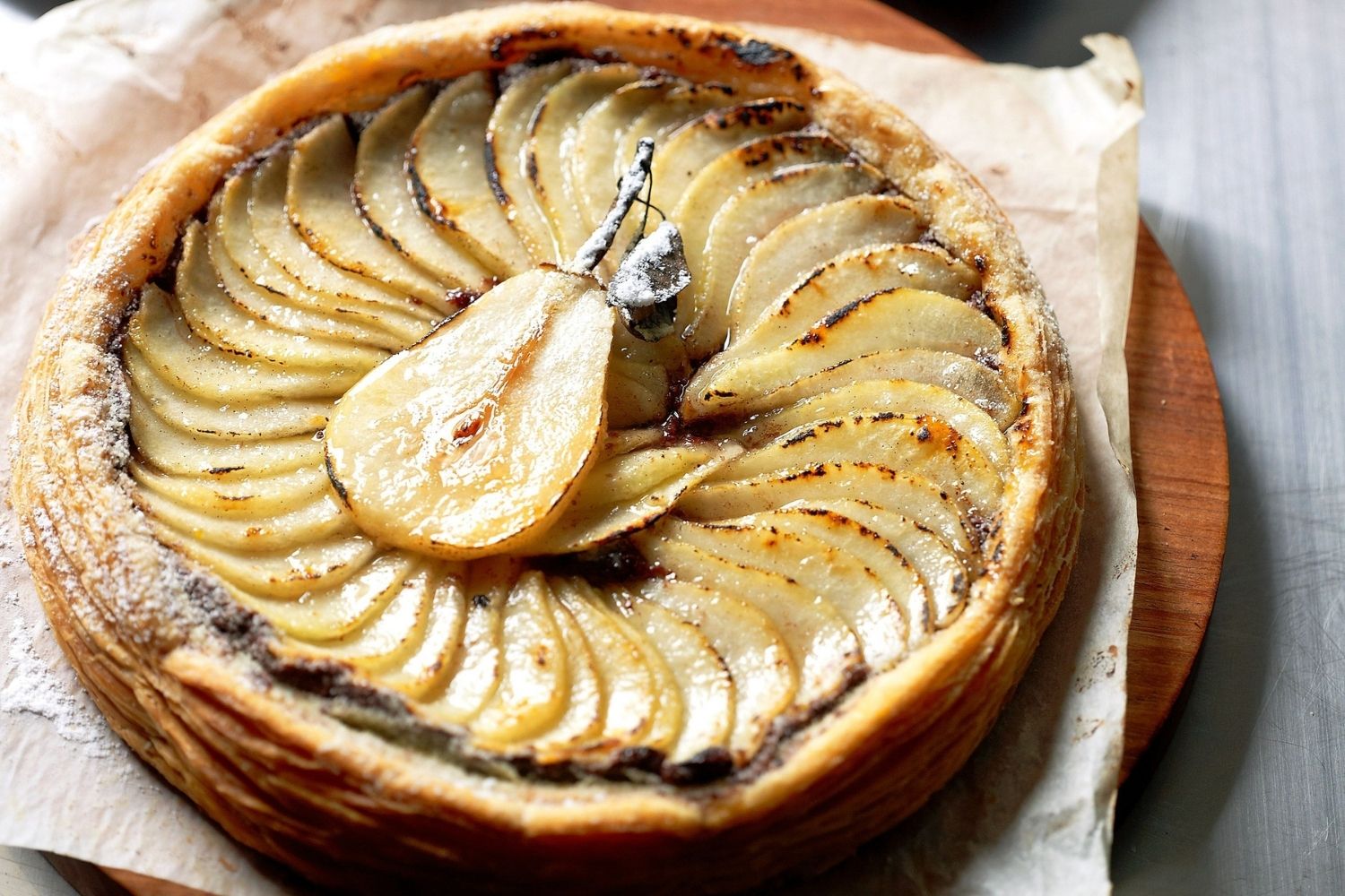 franse-bladerdeegtaart-met-peren-en-chocolade-recept