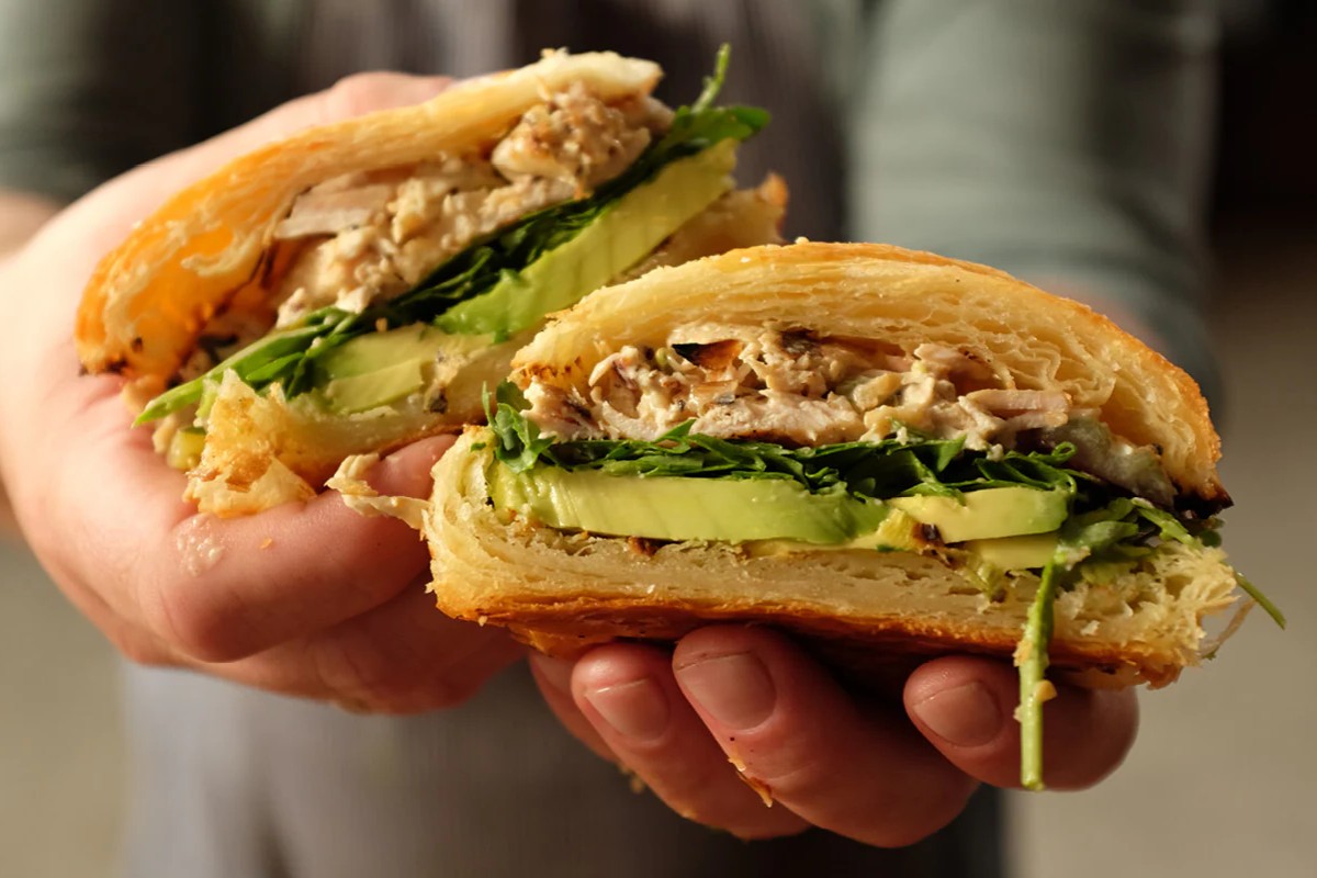 gegrilde-kipsalade-sandwich-recept