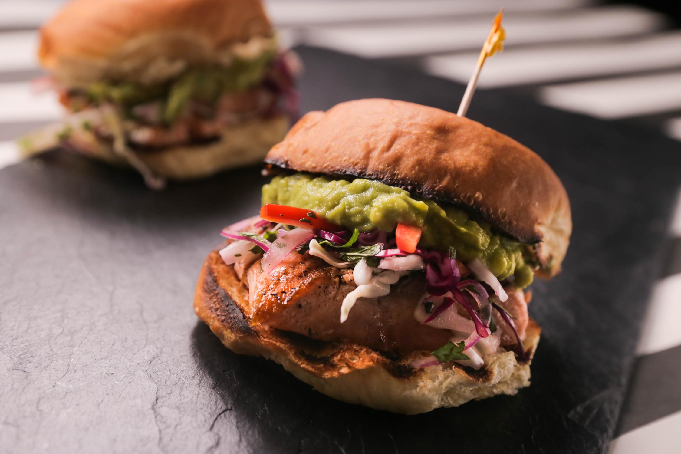 gegrilde-zalm-sandwich-recept