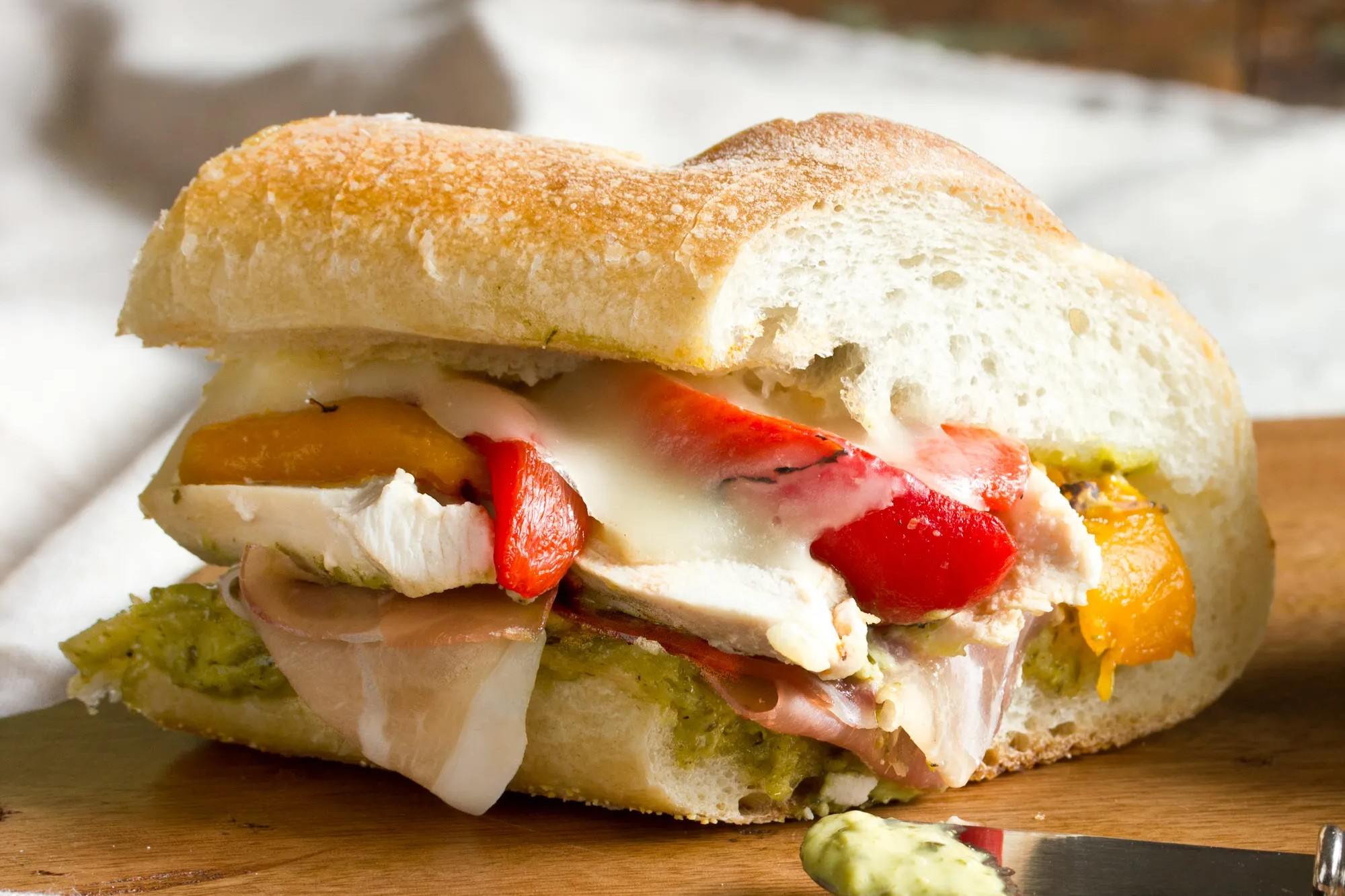 geroosterde-rode-paprika-kip-sandwich-recept