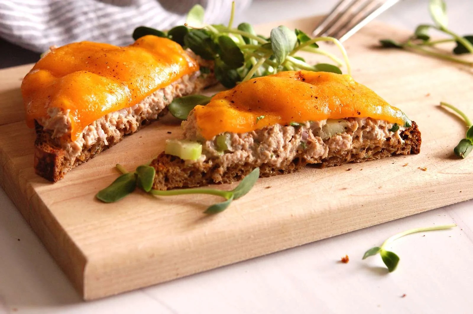 open-faced-tonijn-smelt-sandwich-recept