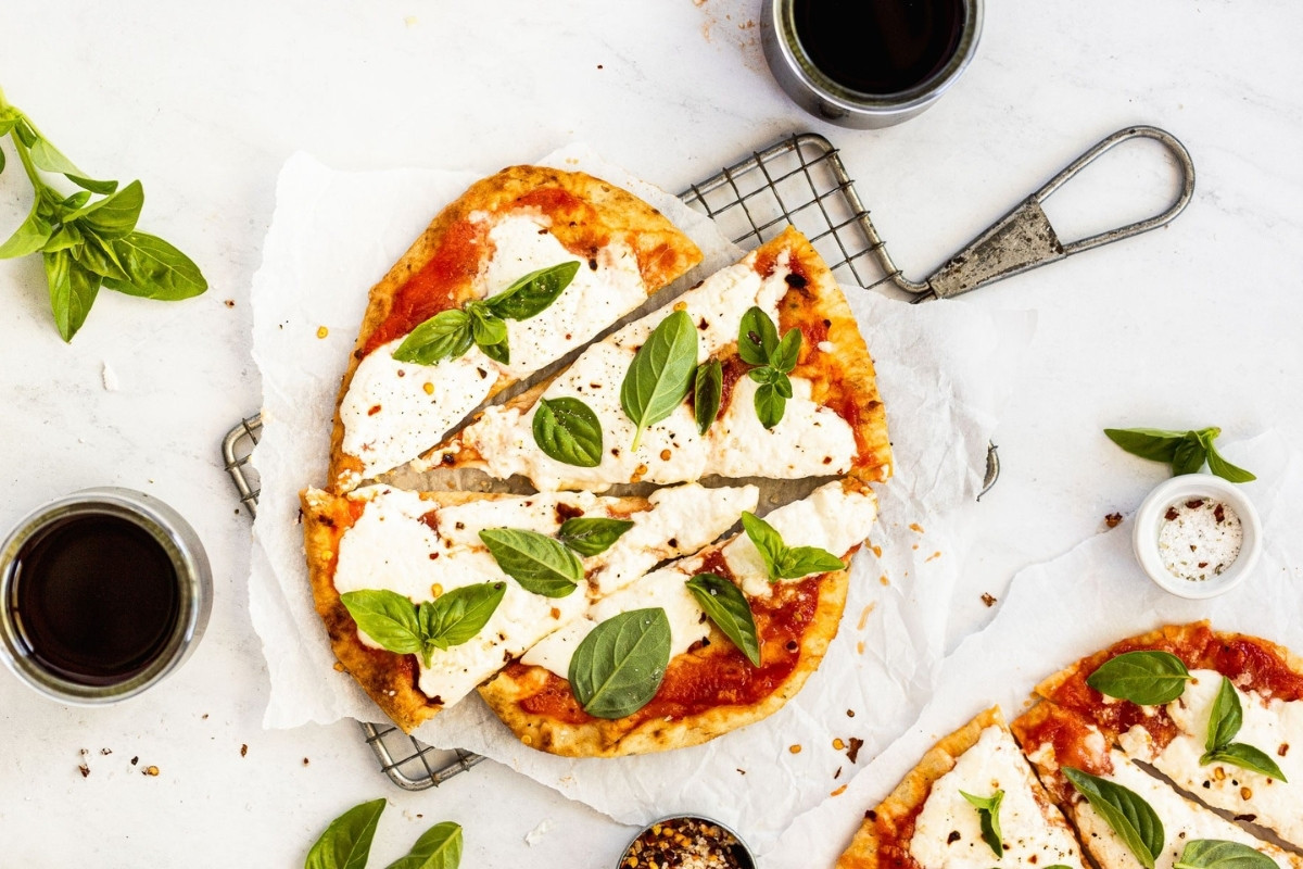 pizza-toast-met-burrata-en-tomaat-recept