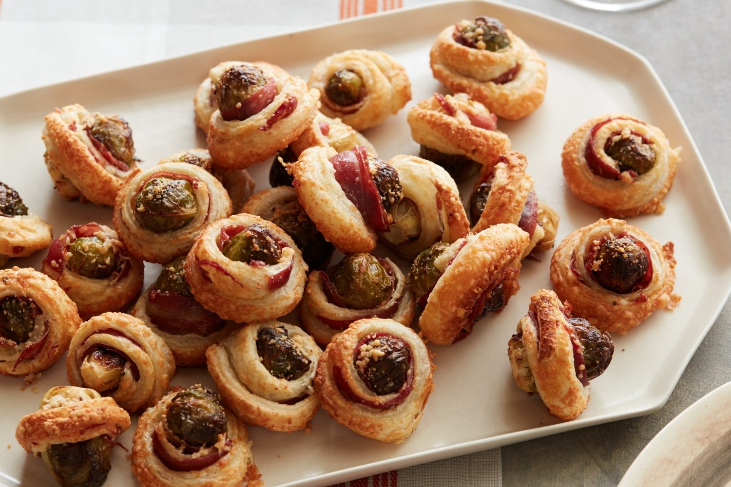 recept-voor-bladerdeegrol-met-spruitjes-en-feta